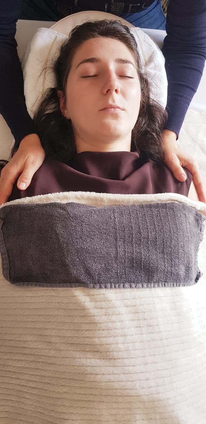 Apposition des mains lors d’une séance de Lahochi