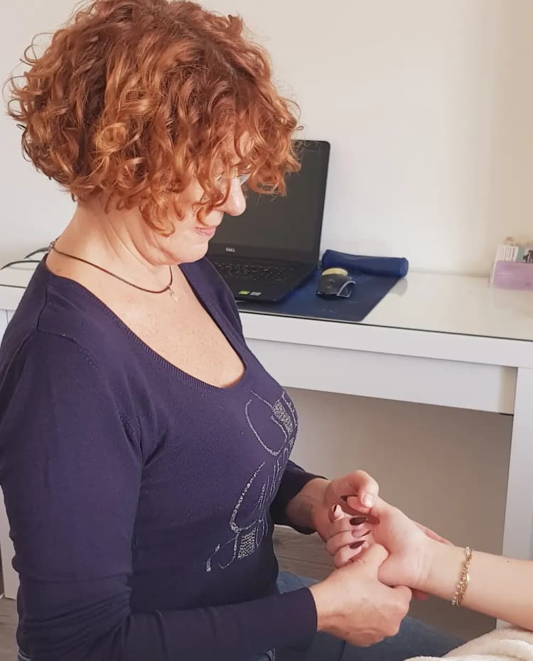 Marie Marsollier en séance de réflexologie palmaire