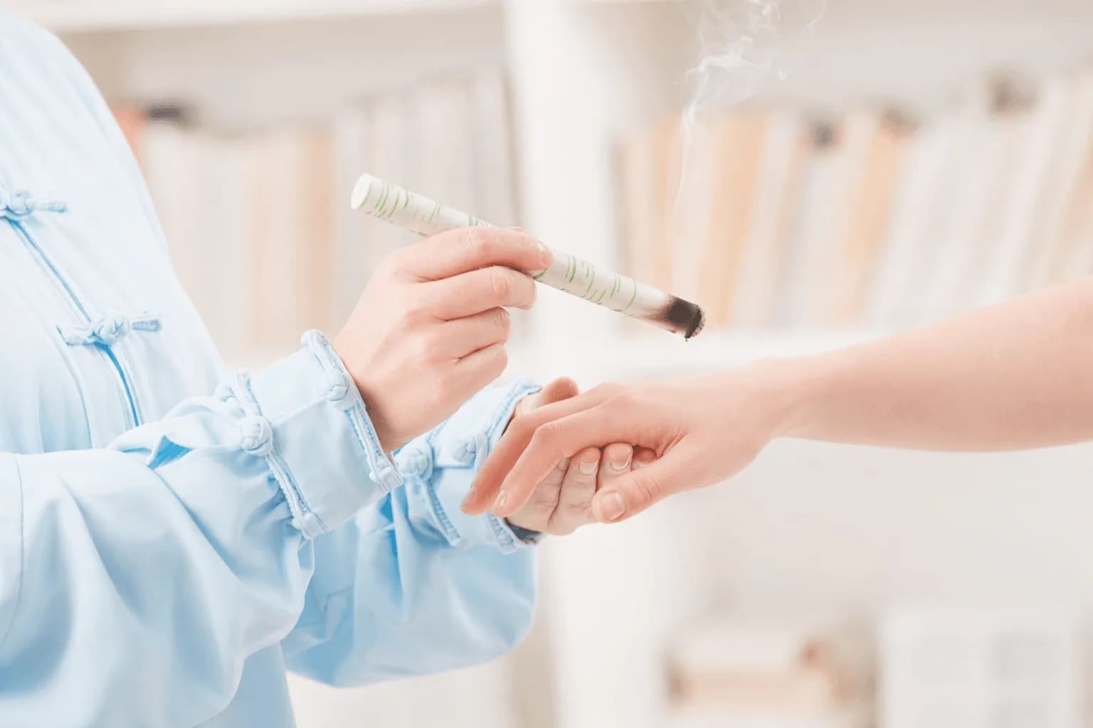 Moxibustion appliquée sur la main