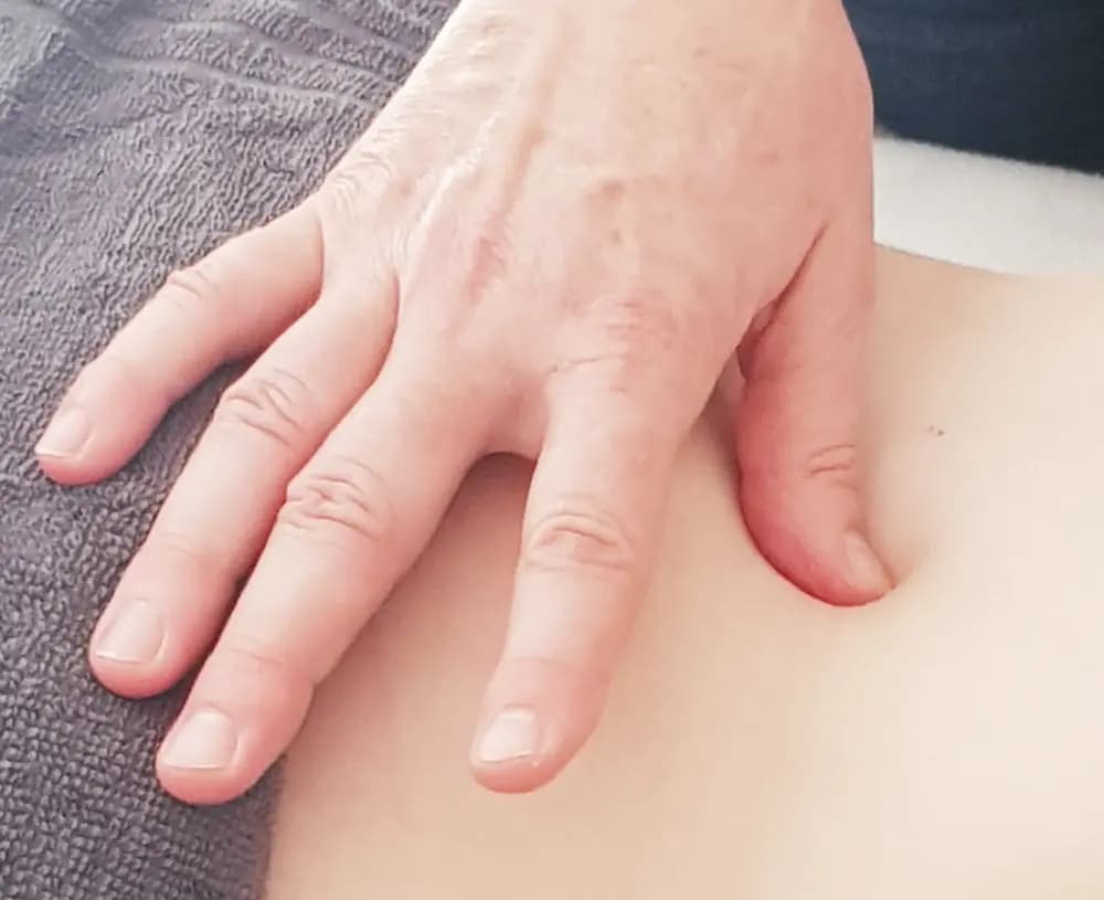 Pressions douces sur l’abdomen